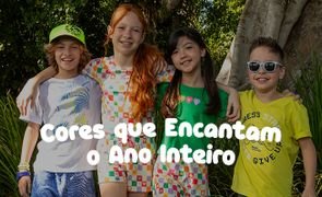 Crianças com camisetas coloridas brincando em ambiente externo, representando moda infantil versátil.